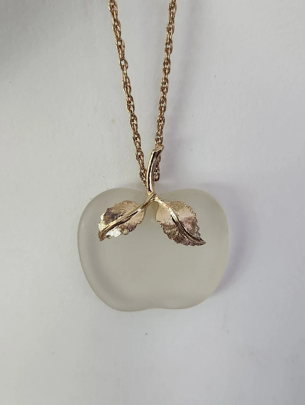Vtg Avon Gold Tone Apple Pendant Necklace in Frosted White